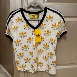 Authentic NWT Gucci Cream and Gold Logo Tee